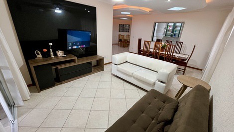 AMPLO APARTAMENTO QUADRA MAR NA MEIA PRAIA