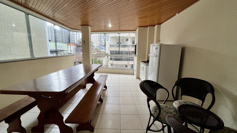 AMPLO APARTAMENTO QUADRA MAR NA MEIA PRAIA