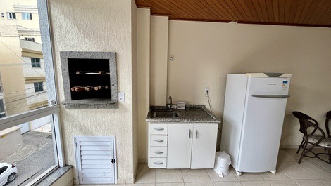 AMPLO APARTAMENTO QUADRA MAR NA MEIA PRAIA
