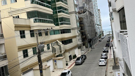 AMPLO APARTAMENTO QUADRA MAR NA MEIA PRAIA