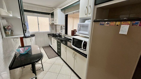 AMPLO APARTAMENTO QUADRA MAR NA MEIA PRAIA