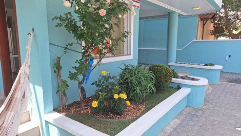 Jardim em frente ap térreo 