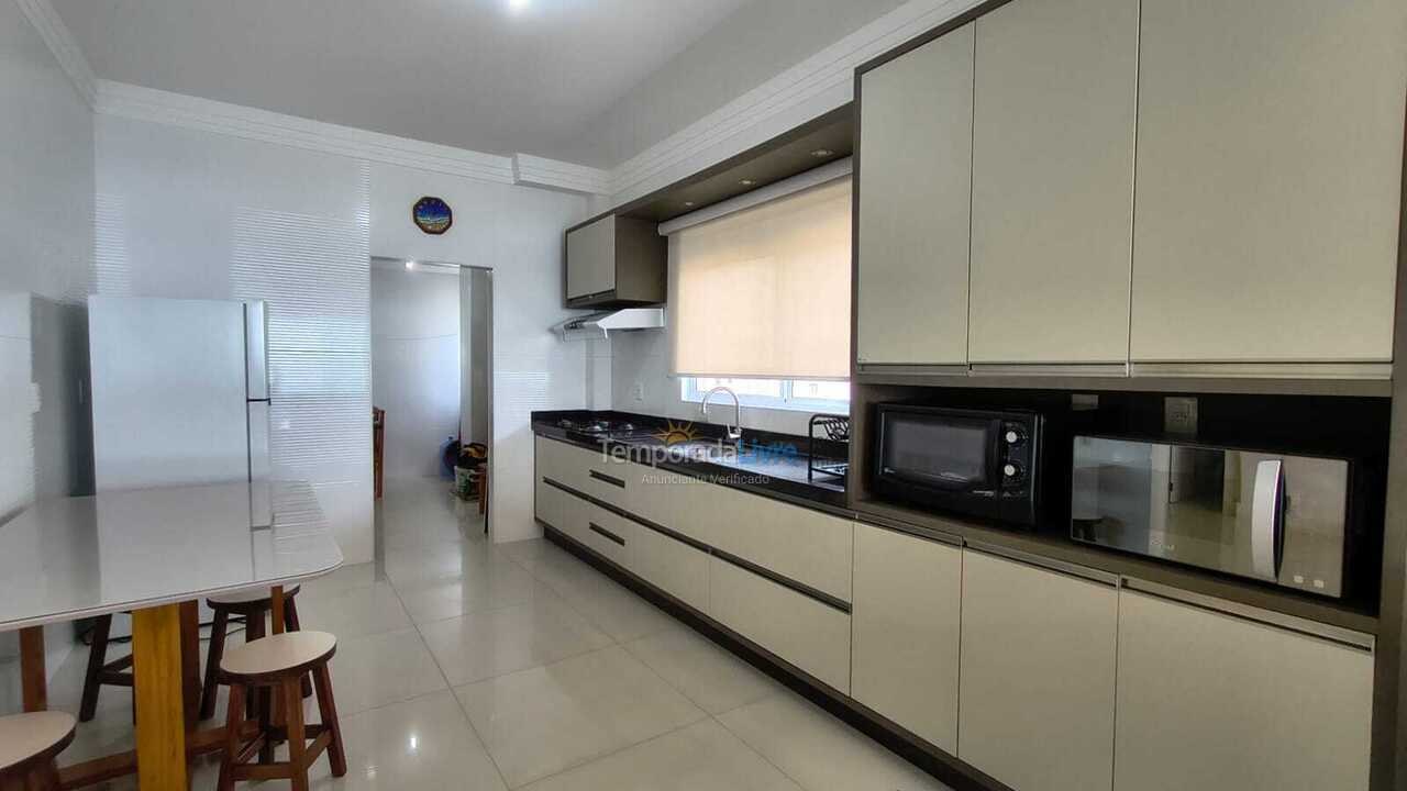 Apartamento para aluguel de temporada em Itapema (Meia Praia)