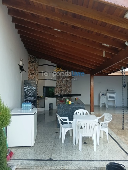 Casa para aluguel de temporada em Caraguatatuba (Praia das Palmeiras)