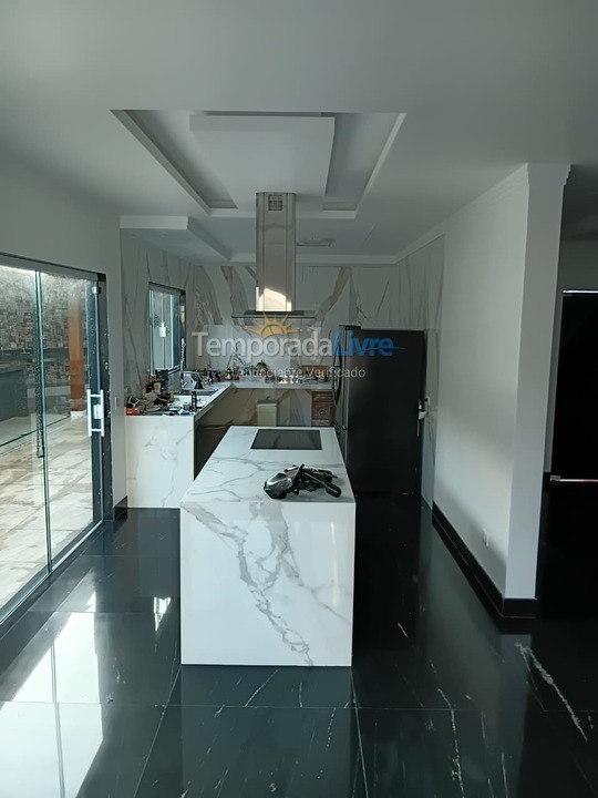 Casa para aluguel de temporada em Caraguatatuba (Praia das Palmeiras)