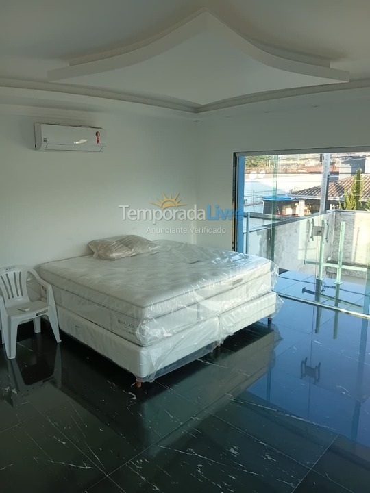 Casa para aluguel de temporada em Caraguatatuba (Praia das Palmeiras)