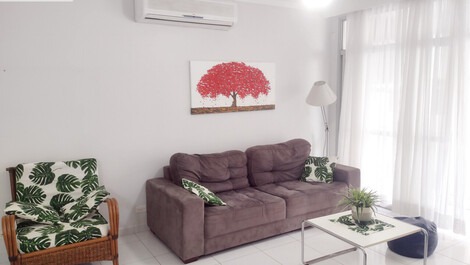 Two renovated bedrooms, air conditioning, one block from the beach!!!
