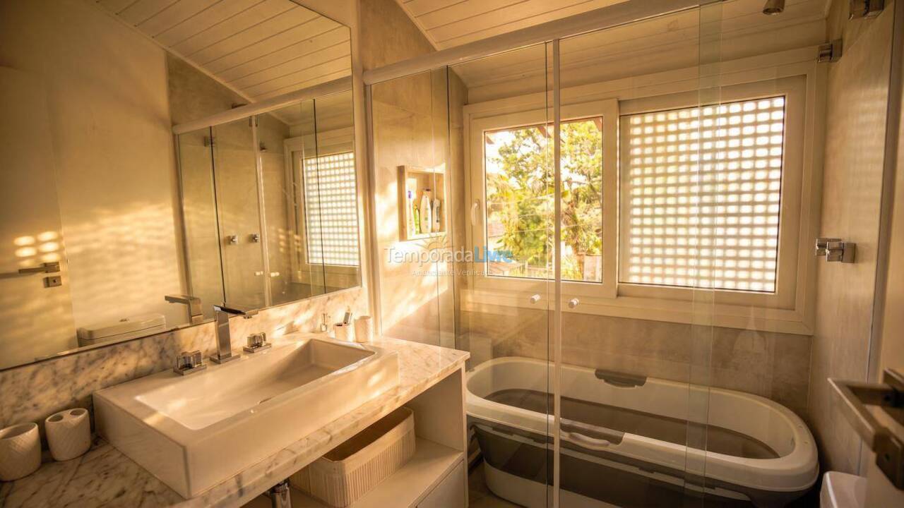Casa para alquiler de vacaciones em São Sebastião (Praia da Baleia)
