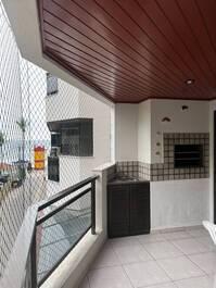 Precioso apartamento de 3 habitaciones a una cuadra de la playa en Meia Praia, Itapema.