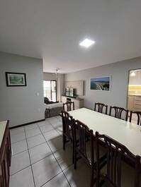 Precioso apartamento de 3 habitaciones a una cuadra de la playa en Meia Praia, Itapema.
