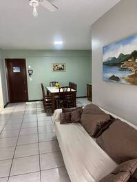 Precioso apartamento de 3 habitaciones a una cuadra de la playa en Meia Praia, Itapema.
