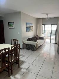 Precioso apartamento de 3 habitaciones a una cuadra de la playa en Meia Praia, Itapema.
