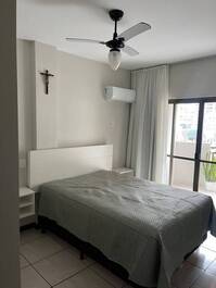 Precioso apartamento de 3 habitaciones a una cuadra de la playa en Meia Praia, Itapema.