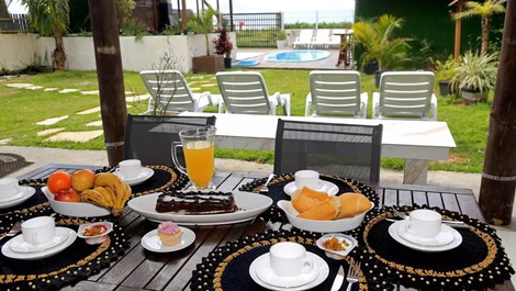 Maravilhosa casa com saida para o mar com piscina praia ingleses
