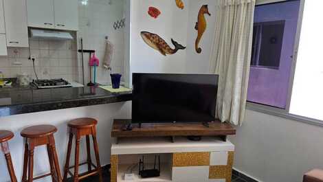 Tv e bancada cozinha americana