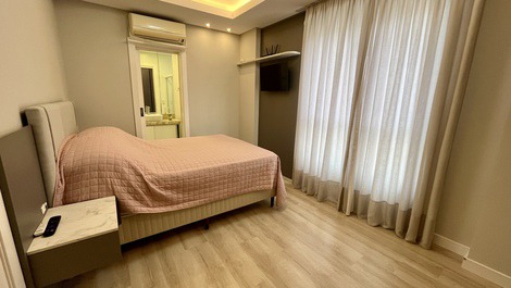 Luxurious apartment in Meia Praia for 6 people.