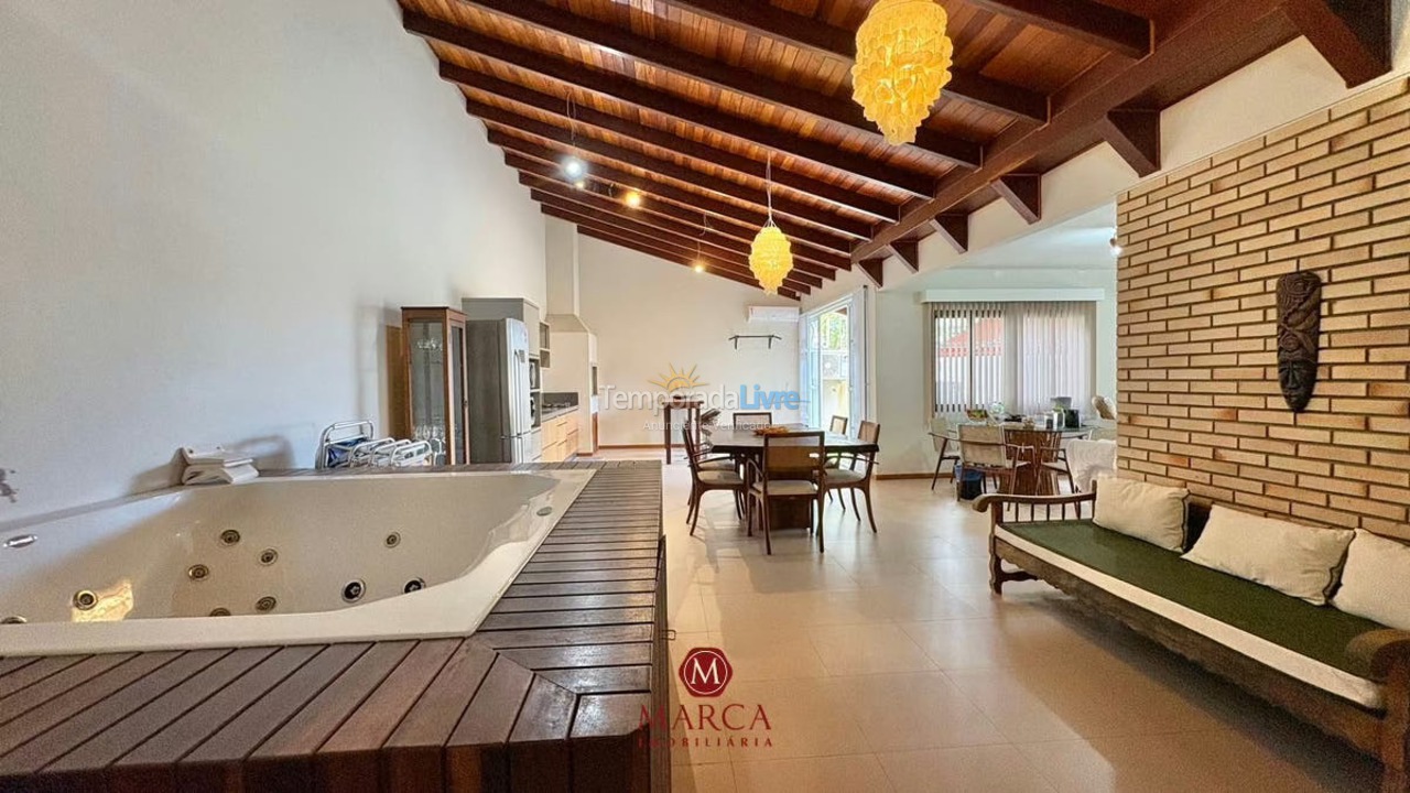Casa para aluguel de temporada em Bombinhas (Canto Grande)