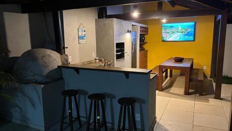 Vista lateral espaço gourmet à noite