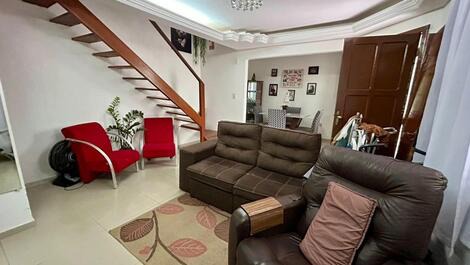 Casa dúplex en una urbanización cerrada.
