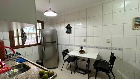 Casa dúplex en una urbanización cerrada.