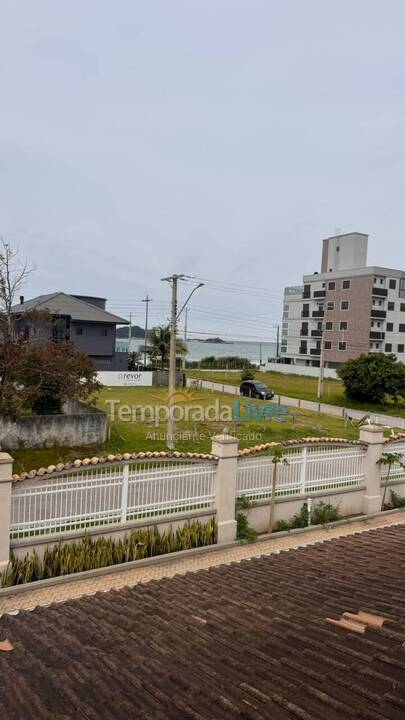 Casa para aluguel de temporada em Governador Celso Ramos (Praia de Palmas)