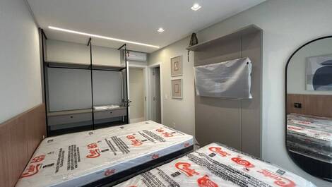 APARTAMENTO NUEVO CON 2 HABITACIONES, SUITES, ASCENSOR, A 80 METROS DEL MAR, MÁXIMO 6 PERSONAS.