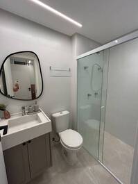 APARTAMENTO NUEVO CON 2 HABITACIONES, SUITES, ASCENSOR, A 80 METROS DEL MAR, MÁXIMO 6 PERSONAS.