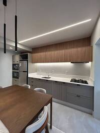 APARTAMENTO NUEVO CON 2 HABITACIONES, SUITES, ASCENSOR, A 80 METROS DEL MAR, MÁXIMO 6 PERSONAS.