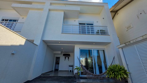 Luxury - beachfront - upscale Ubatuba - sleeps 8, 3 suites