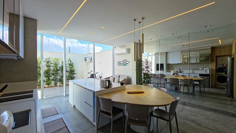 Luxury - beachfront - upscale Ubatuba - sleeps 8, 3 suites