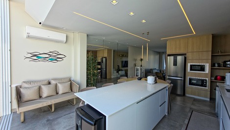Luxury - beachfront - upscale Ubatuba - sleeps 8, 3 suites