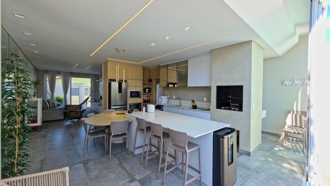 Luxury - beachfront - upscale Ubatuba - sleeps 8, 3 suites