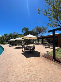 Área da piscina do condomínio 