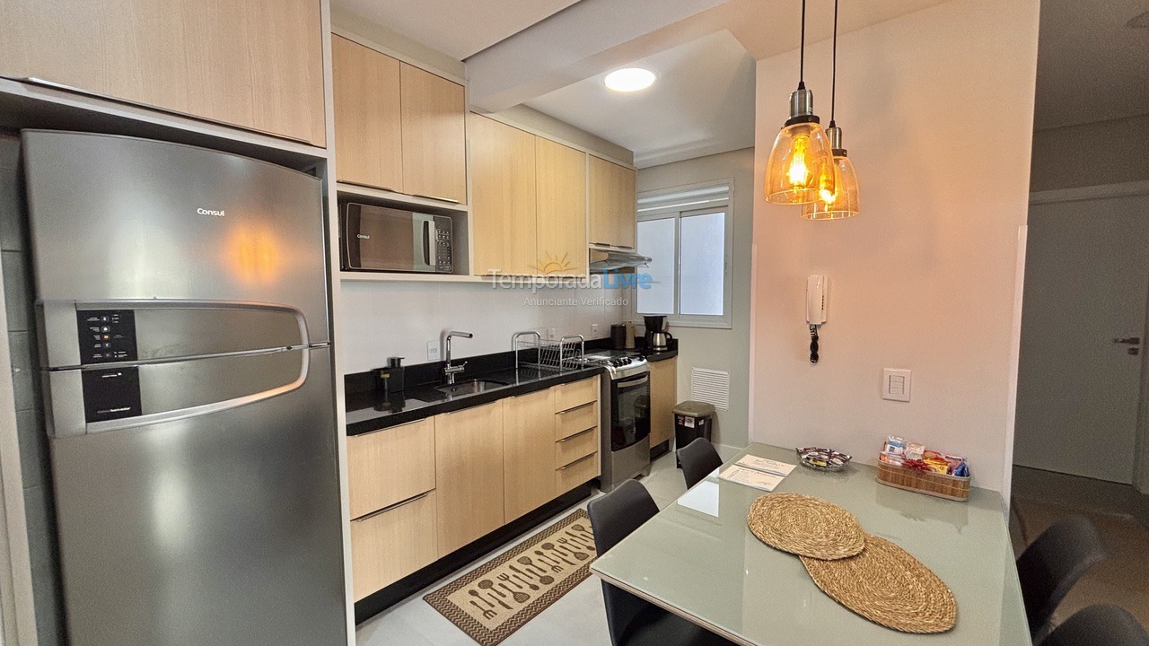 Apartamento para aluguel de temporada em Governador Celso Ramos (Praia de Palmas)