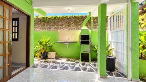 Casa com ar-condicionado e churrasqueira apenas 450 metros do mar