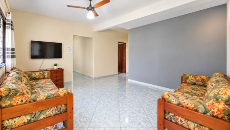 Casa com ar-condicionado e churrasqueira apenas 450 metros do mar