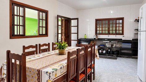 Casa com ar-condicionado e churrasqueira apenas 450 metros do mar