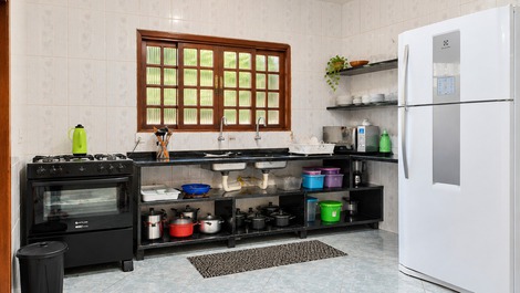 Casa com ar-condicionado e churrasqueira apenas 450 metros do mar