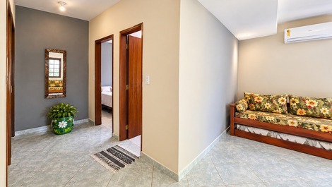 Casa com ar-condicionado e churrasqueira apenas 450 metros do mar