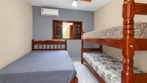 Casa com ar-condicionado e churrasqueira apenas 450 metros do mar