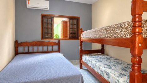 Casa com ar-condicionado e churrasqueira apenas 450 metros do mar