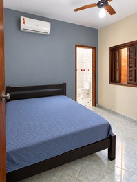 Casa com ar-condicionado e churrasqueira apenas 450 metros do mar