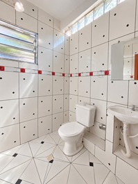 Casa com ar-condicionado e churrasqueira apenas 450 metros do mar