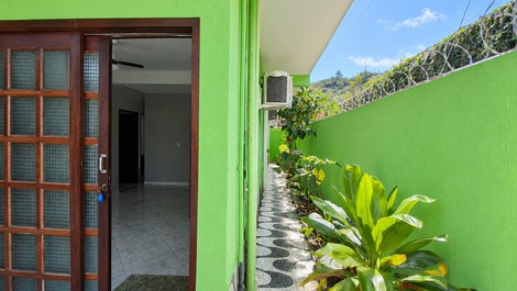 Casa com ar-condicionado e churrasqueira apenas 450 metros do mar
