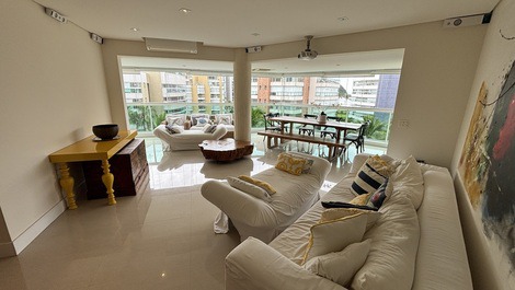 Apartamento em Riviera próximo a praia e com vista parcial