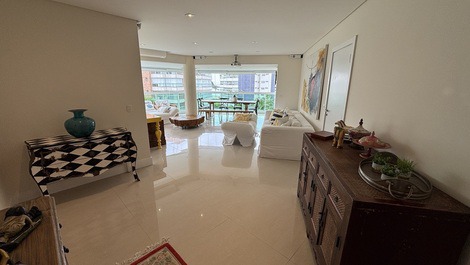 Apartamento em Riviera próximo a praia e com vista parcial