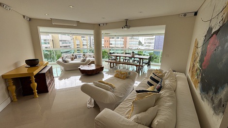 Apartamento em Riviera próximo a praia e com vista parcial