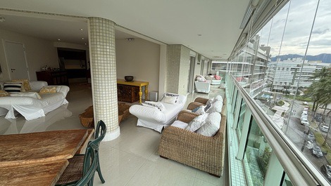 Apartamento em Riviera próximo a praia e com vista parcial