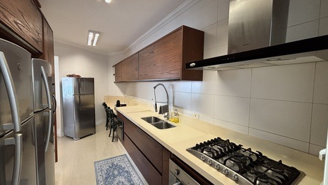 Apartamento em Riviera próximo a praia e com vista parcial