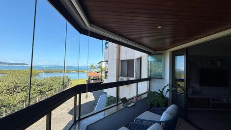 Espectacular apartamento con vistas al mar.